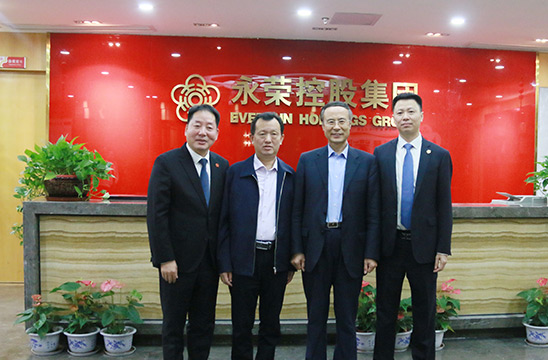 万立骏，现任第二十届中央委员，中国侨联党组书记、主席，全国人大常委会委员、华侨委员会副主任委员，中国科学院院士